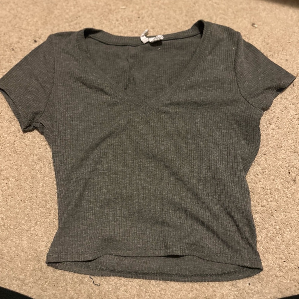 NWOT Tilly’s gray slight cropped shirt size M